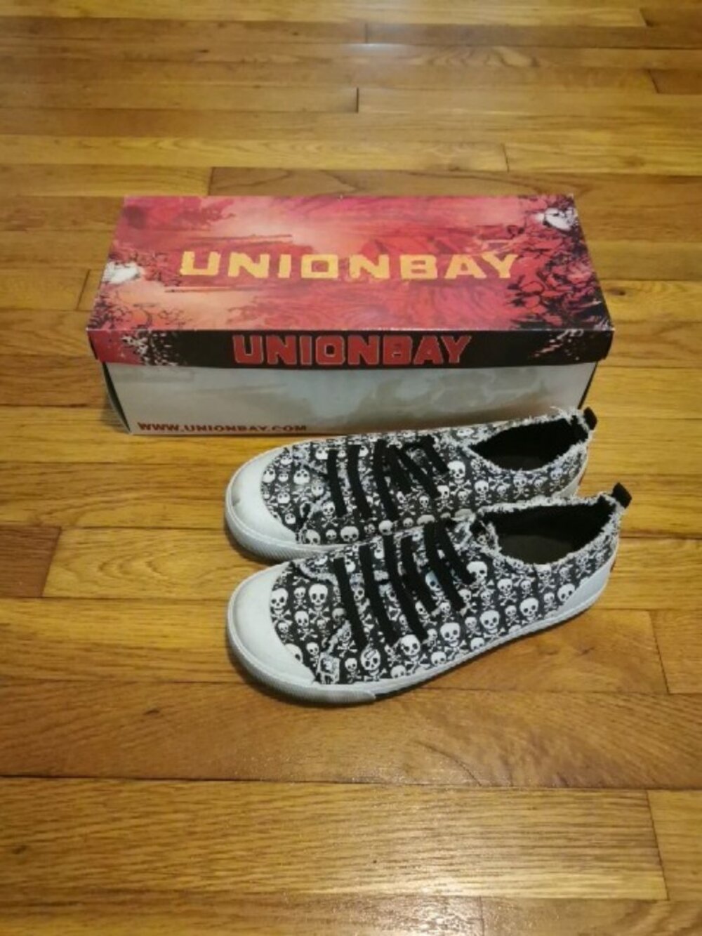 VINTAGE Unionbay Skull Sneakers Black & White SIZE 7 1/2